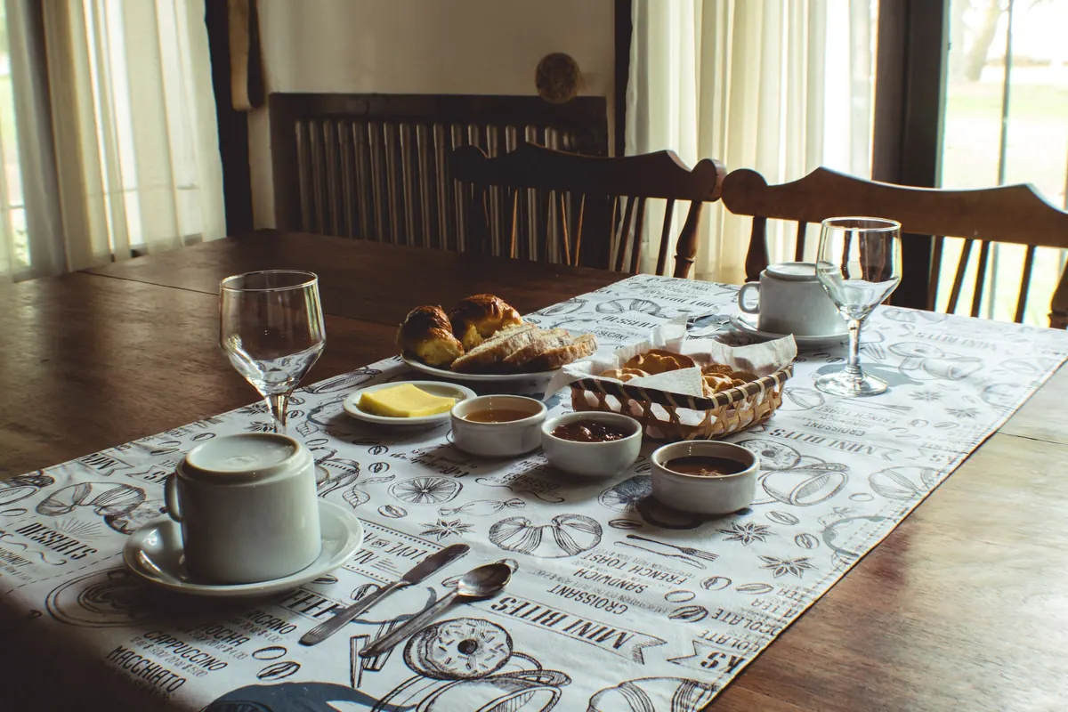 Mesa de desayuno con pan, té y dulces