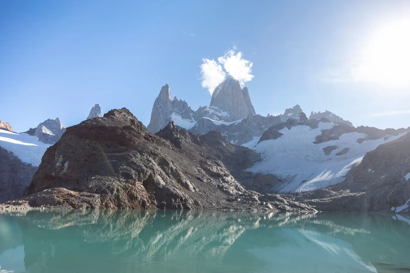 Laguna turquesa bajo el cordón del Fitz Roy